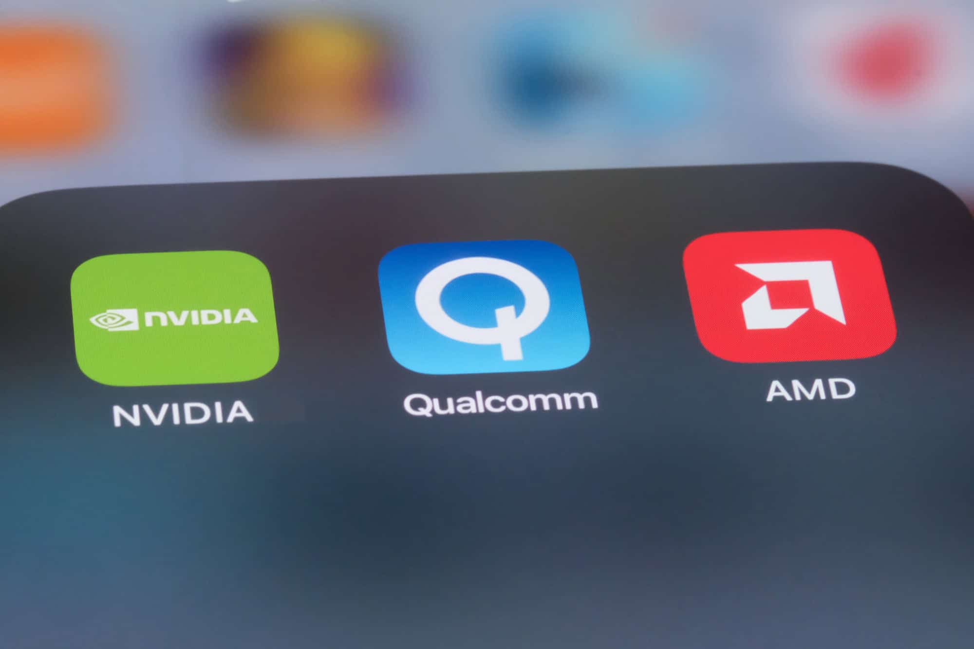 qualcomm-lanca-chips-de-ia-para-disputar-com-nvidia-e-amd