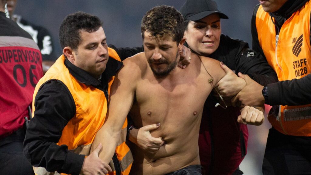 athletico-e-denunciado-no-stjd-e-pode-perder-mandos-por-invasao-contra-o-corinthians