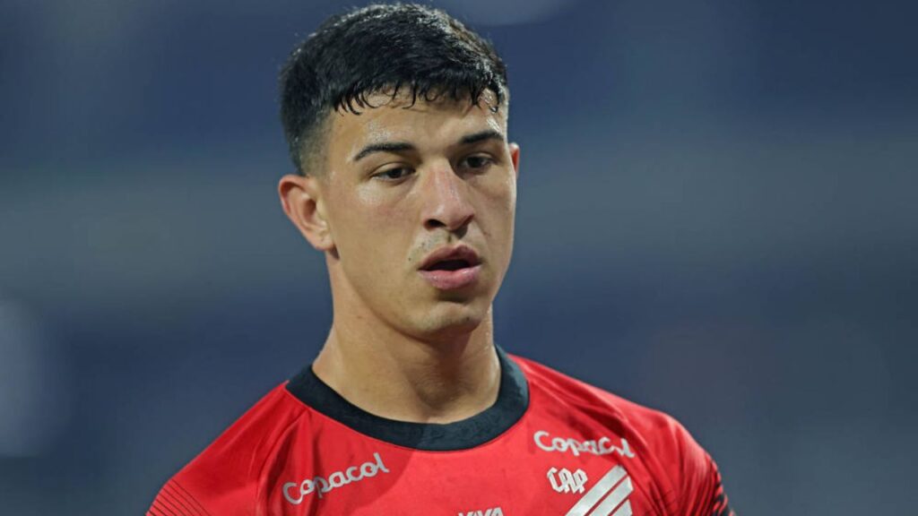 “noticia-ruim”:-esquivel-e-substituido-apos-dois-minutos-no-athletico