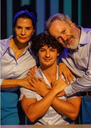 Helena Ranaldi divide o palco com o filho em ‘O Retorno’ no Sesc Santana