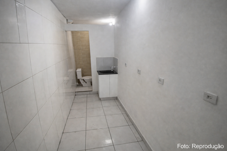 Kitnet de 10 m² viraliza e levanta debate sobre moradia em São Paulo