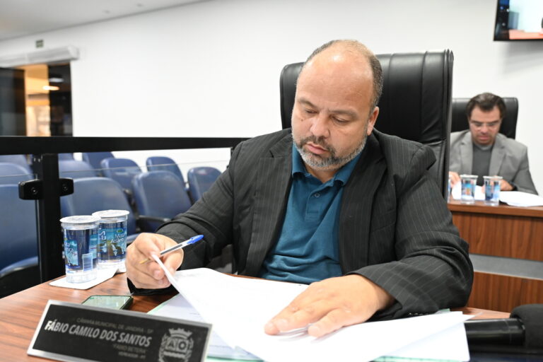 Vereador pede reforma de viela no Jardim Gabriela e estudo técnico sobre árvore centenária em Jandira