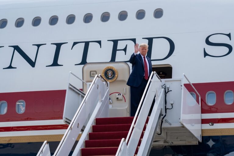 NOVO AIR FORCE ONE REALIZA O PRIMEIRO VOO COM DONALD TRUMP