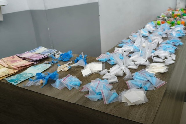 HOMEM É PRESO COM MAIS DE 875 GRAMAS DE DROGAS EM MOGI DAS CRUZES