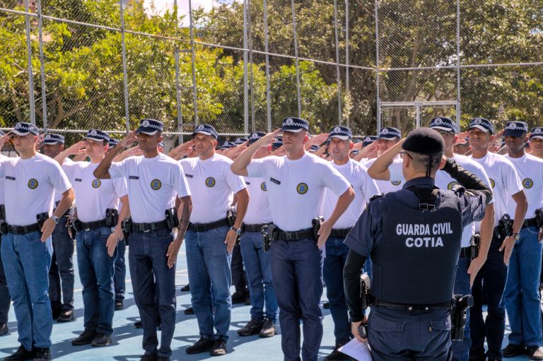 Cotia forma 75 novos Guardas Civis em cerimônia no Teatro Municipal